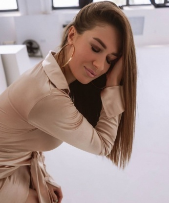 Моя горячая красота и опыт позволят нам наслаждаться каждой минутой вместе. Я живу в Москве и готова превратить наши встречи в незабываемое путешествие по наслаждениям. 💋
Мои услуги включают классический секс, ролевые игры, стриптиз, массаж и многое другое. Я всегда ставлю на первое место твои желания и умею создавать атмосферу, в которой ты сможешь почувствовать себя особенным. 💫
Разрешаю себе привлекать внимание и никогда не оставлять равнодушными моих любовников. Мои фотографии полностью соответствуют реальности, и мое тело дарит настоящее наслаждение. 📸
Отзывы моих довольных клиентов говорят сами за себя. Меня хвалят за мои нежные прикосновения, безупречный внешний вид и великолепное обслуживание. Без сомнения, мы проведем незабываемое время вместе. 💞
Так что, не теряй время, позвони мне и погрузись в мир страсти и наслаждения! Я жду тебя, чтобы сделать каждую твою фантазию реальностью. Москва стоит перед нами, и двери наших встреч всегда открыты! 🔥 13386, 28 лет